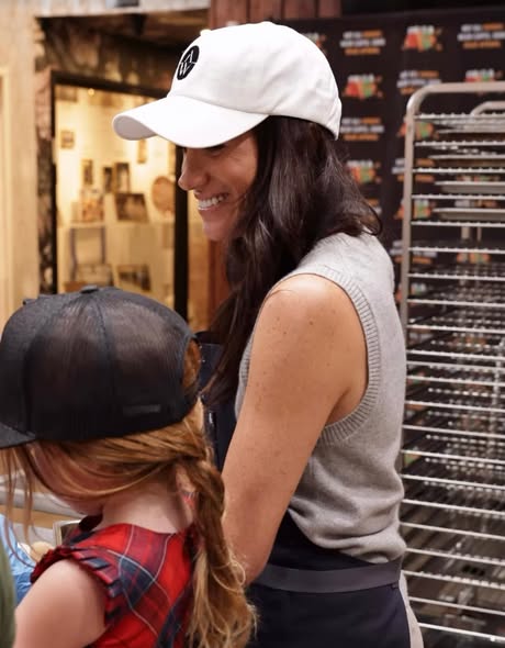 Meghan and Lilibet are seen volunteering at Our Big Kitchen Los Angeles on November 26, 2025 | Source: Facebook/extra