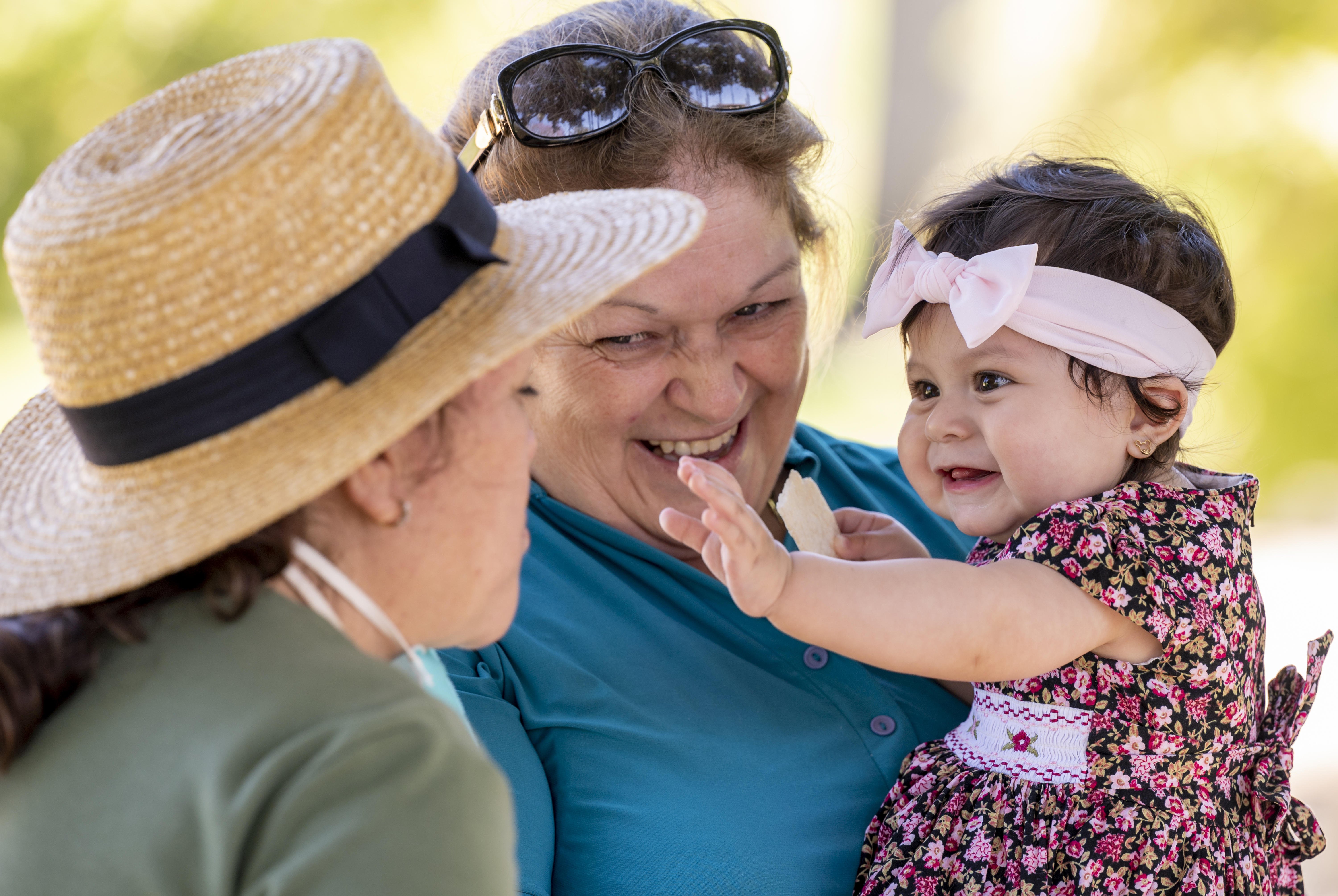 Image montrant une femme sa fille, et sa petite fille. | Photo : Getty Images