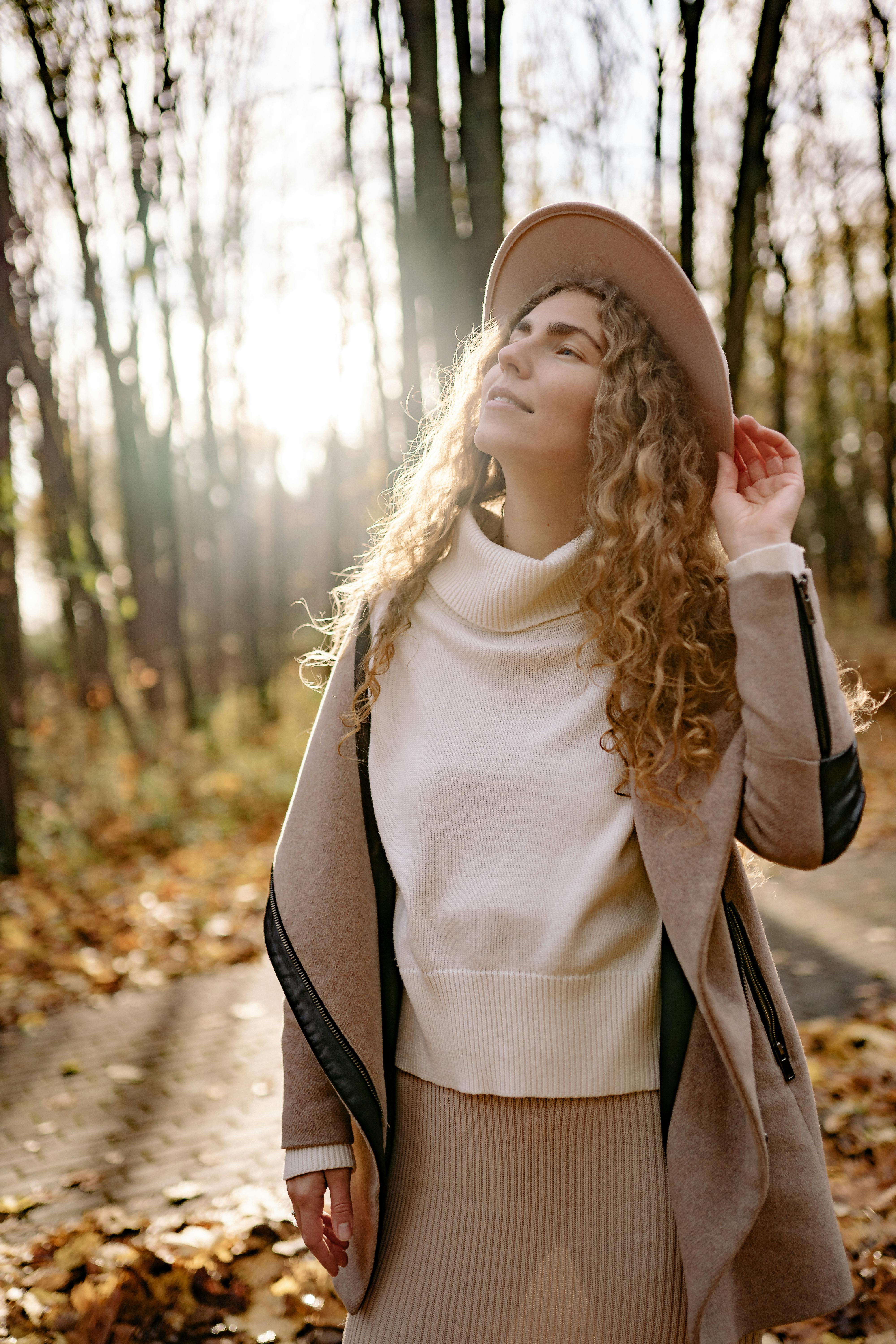 An outfit with warm taupe articles | Source: Pexels