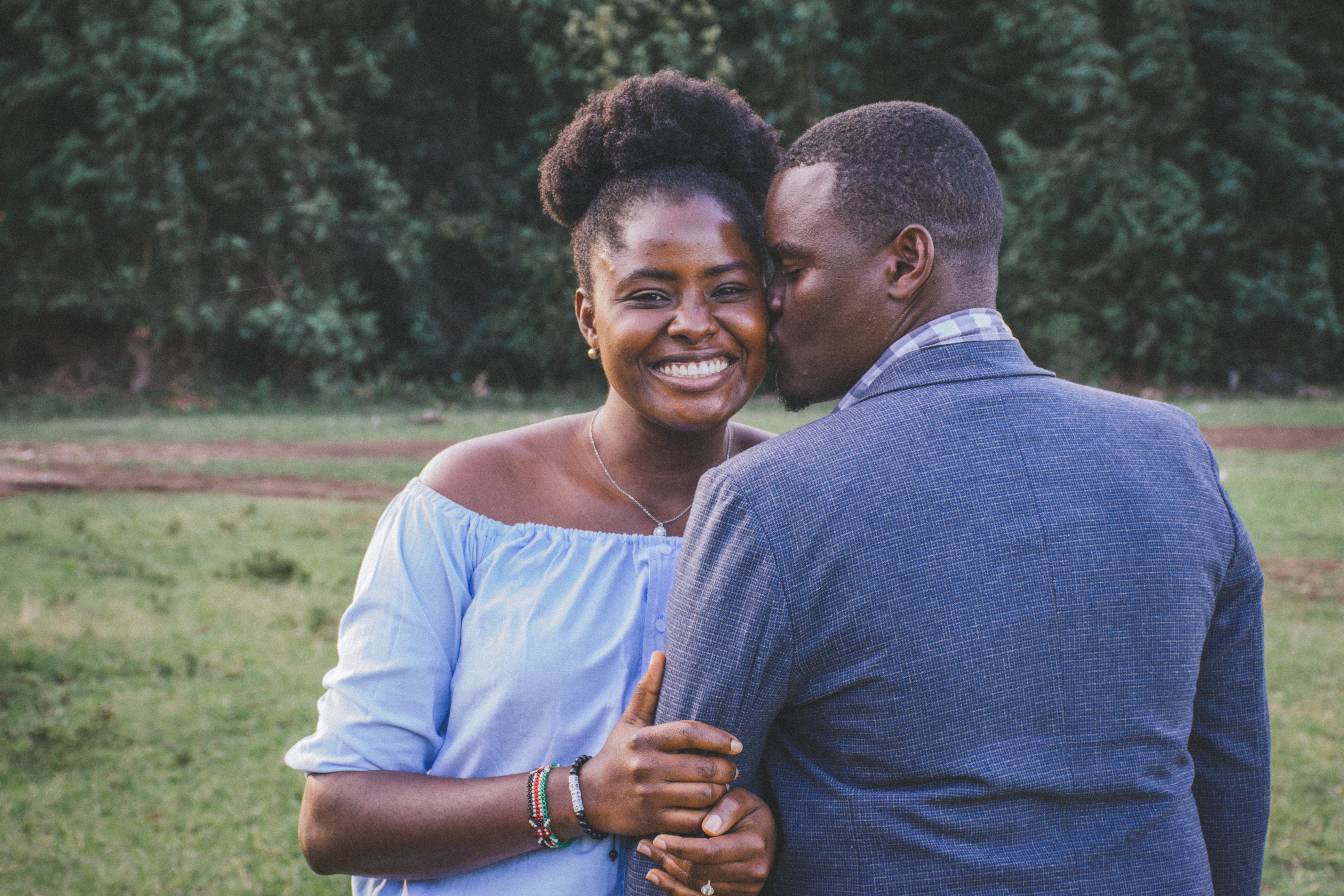 Hombre besando la mejilla de su pareja. | Foto: Pexels