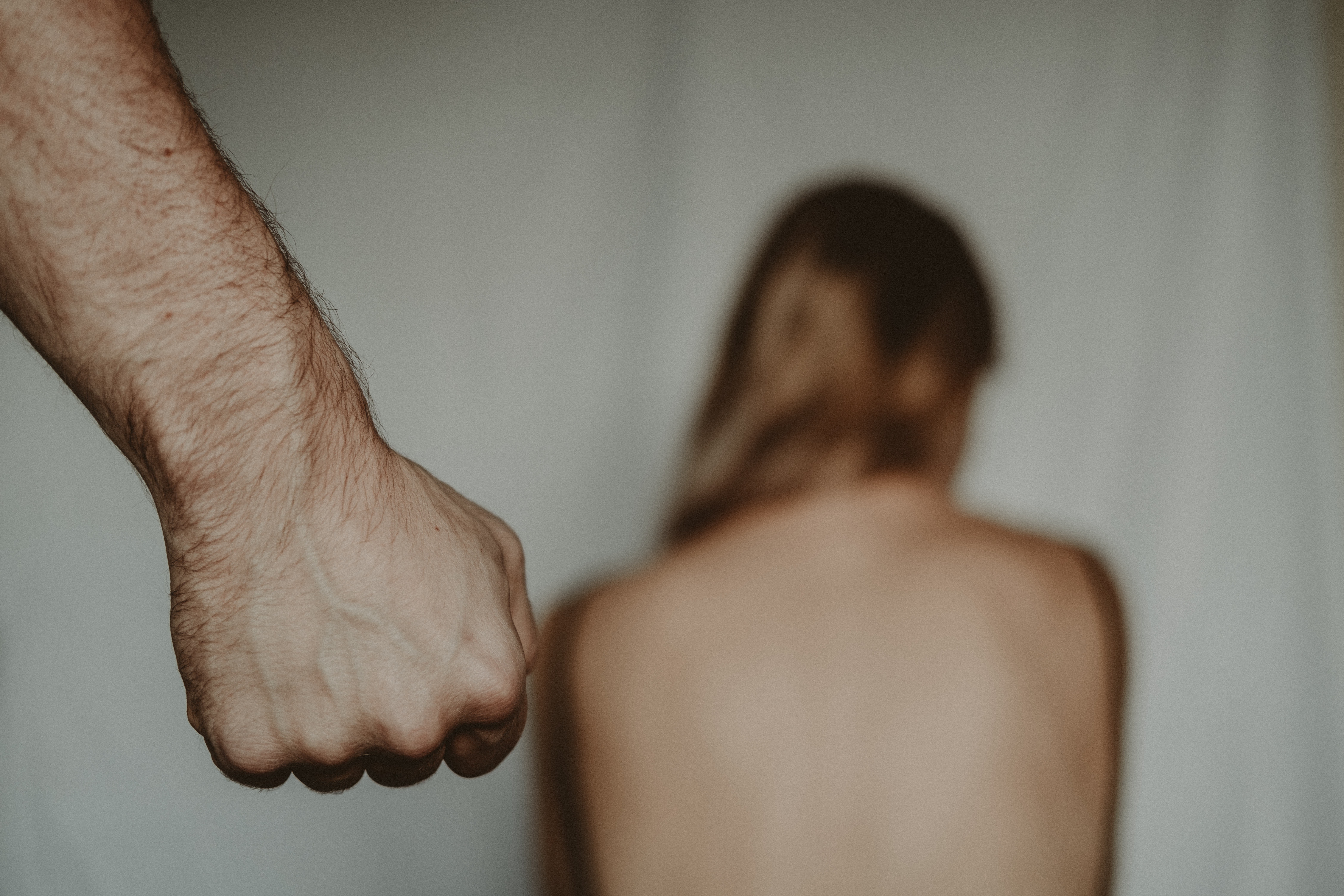 Mujer siendo amenazada por un hombre. | Foto: Pexels