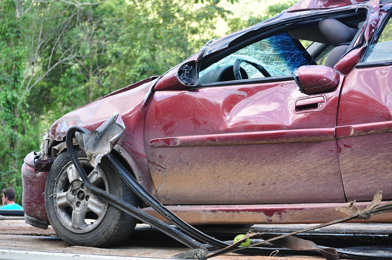 Une voiture détruite dans un accident. | Photo : Pixabay