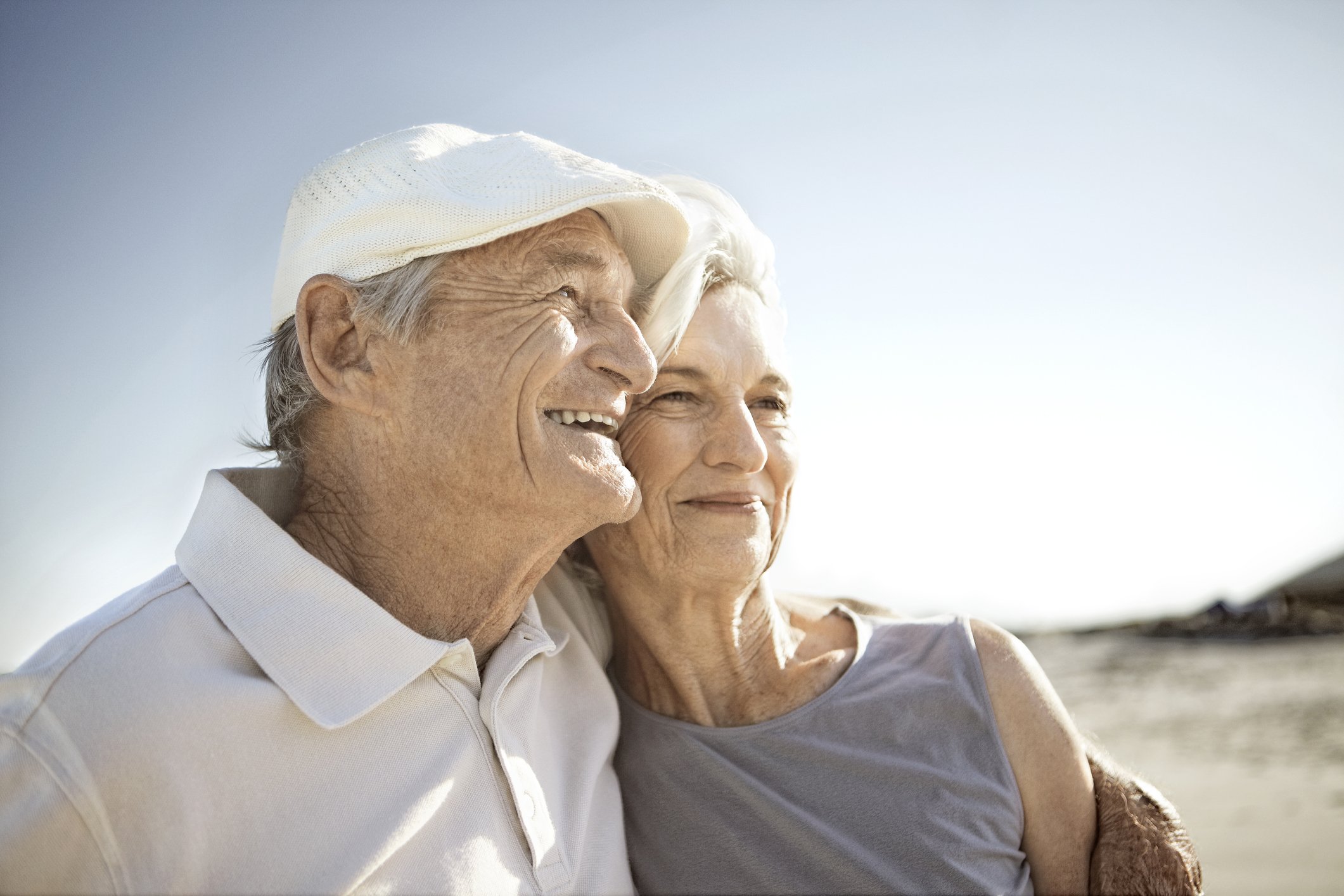 Un couple heureux à la plage. | Photo : Getty Images