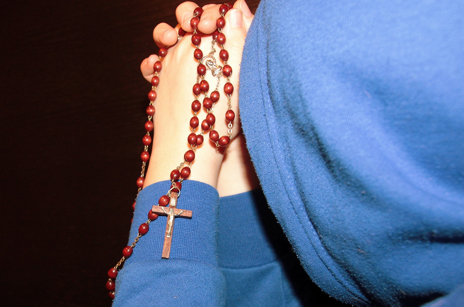 A man holding a rosary | Source: Pixabay