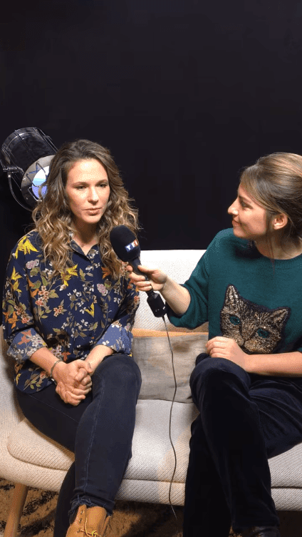 Lorie Pester donne une interview | Photo: Facebook / TF1