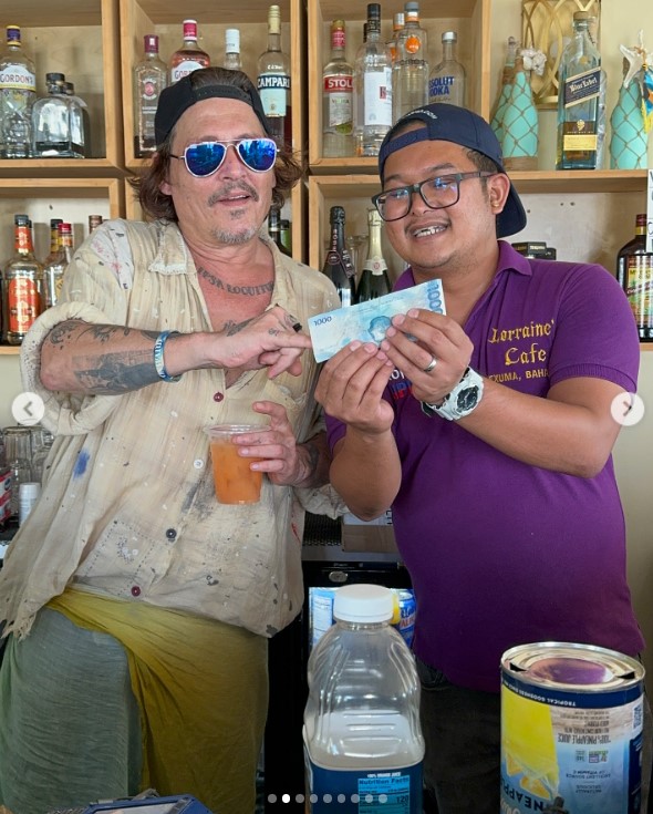 Johnny Depp and @killerbartender at Lorraines Cafe & High Tide in Exuma, Bahamas, on August 30, 3034 | Source: Instagram/killerbartender