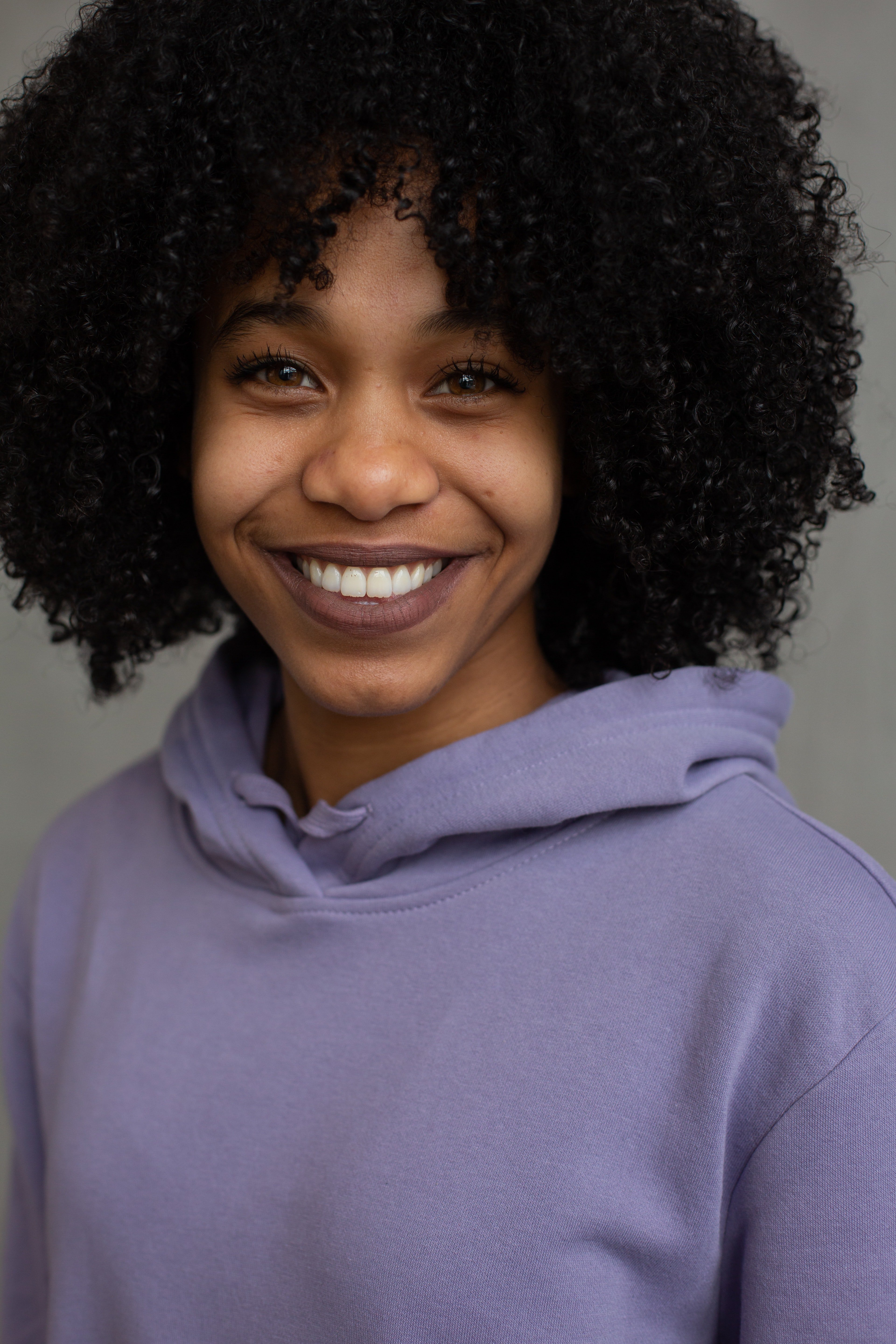 Une femme avec des beaux cheveux. | Photo : Pexels