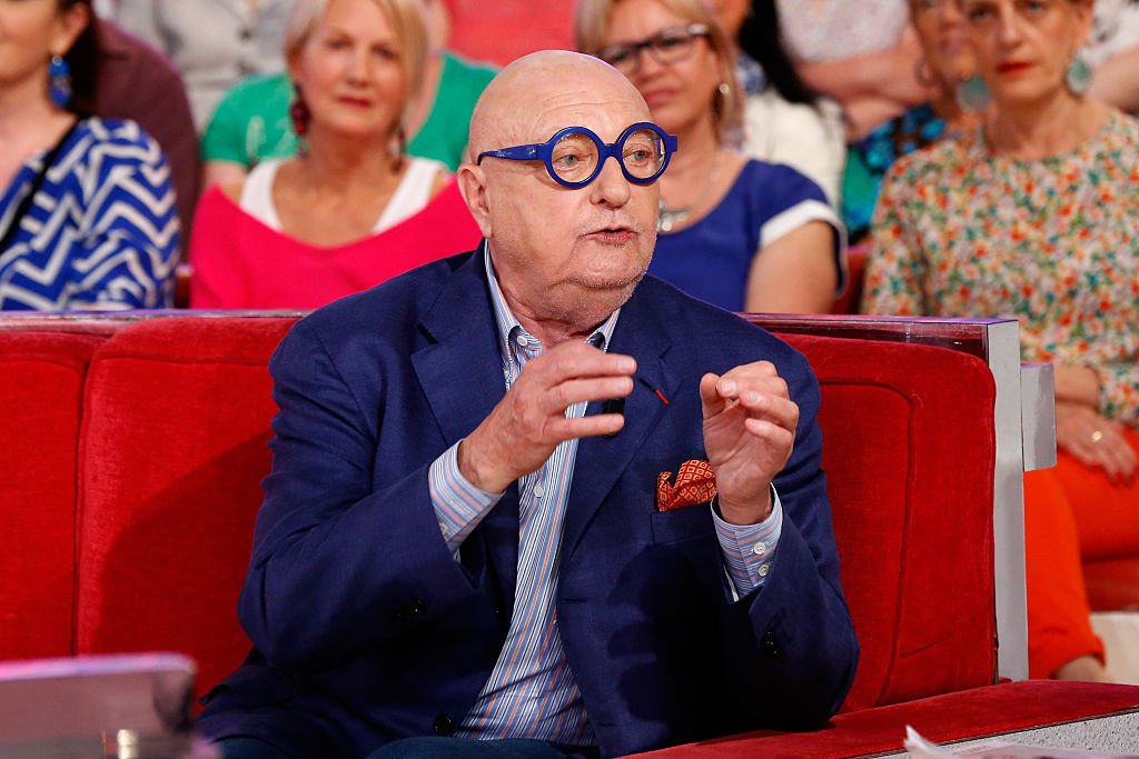 Jean-Pierre Coffe présente son livre 'Une vie de Coffe' lors de l'émission télévisée française ''Vivement Dimanche'' au Pavillon Gabriel, le 13 mai 2015 à Paris. | Photo : Getty Images