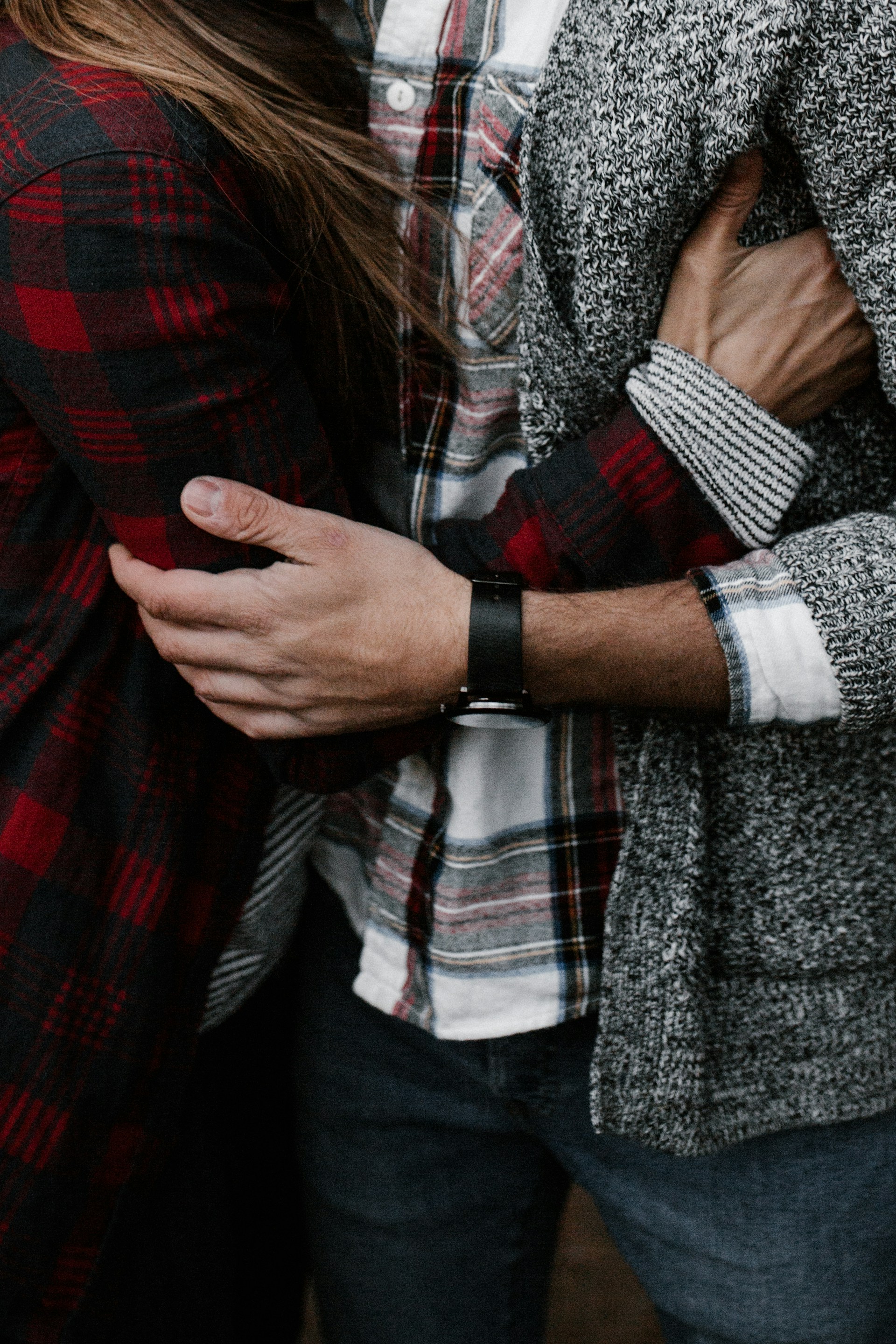 A young couple hugging each other | Source: Unsplash