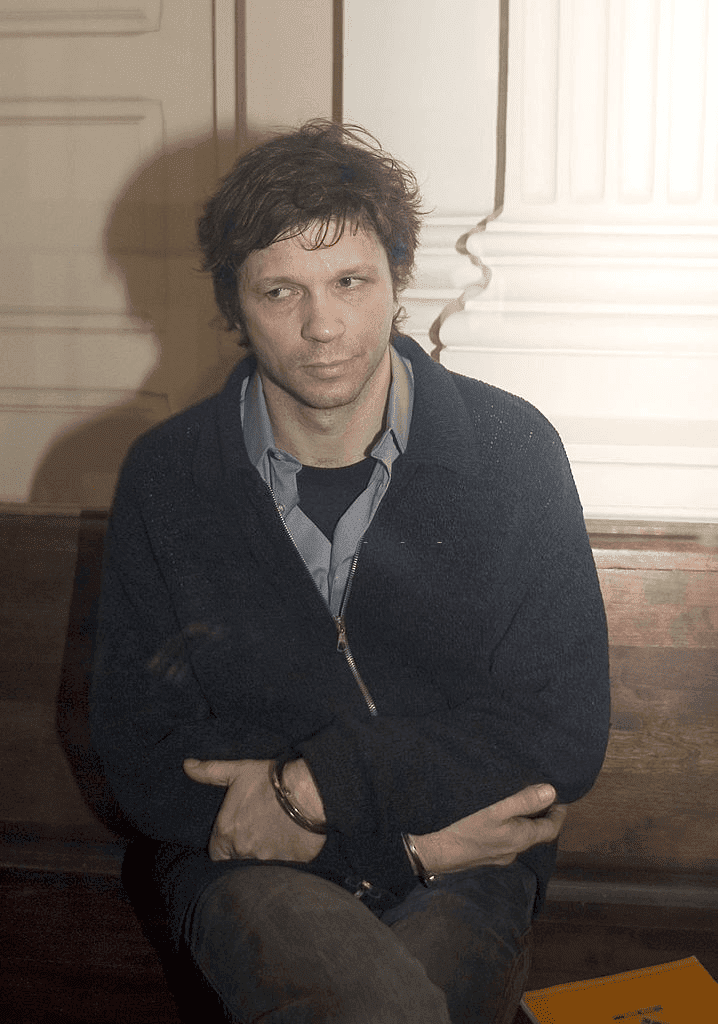 VILNIUS, LITUANIE - 16 MARS : le chanteur français Bertrand Cantat attend le début de l'audience pour le 16 mars 2004 à Vilnius. Cantat devait être jugé dans la capitale lituanienne, accusé d'avoir assassiné sa petite amie Marie Trintignant (Source : Getty Images).