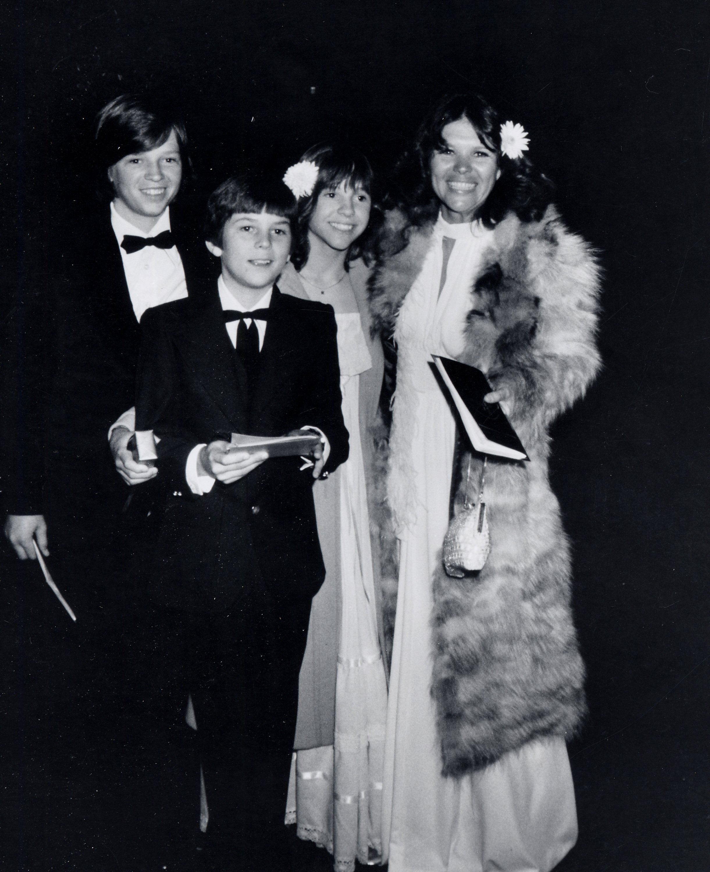 Kristy, Thomas, and Jimmy McNichol with their mother Carollyne McNichol Lucas at The Television Critics Circle Awards on April 11, 1977, in Los Angeles, California. | Source: Ron Galella/Ron Galella Collection/Getty Images