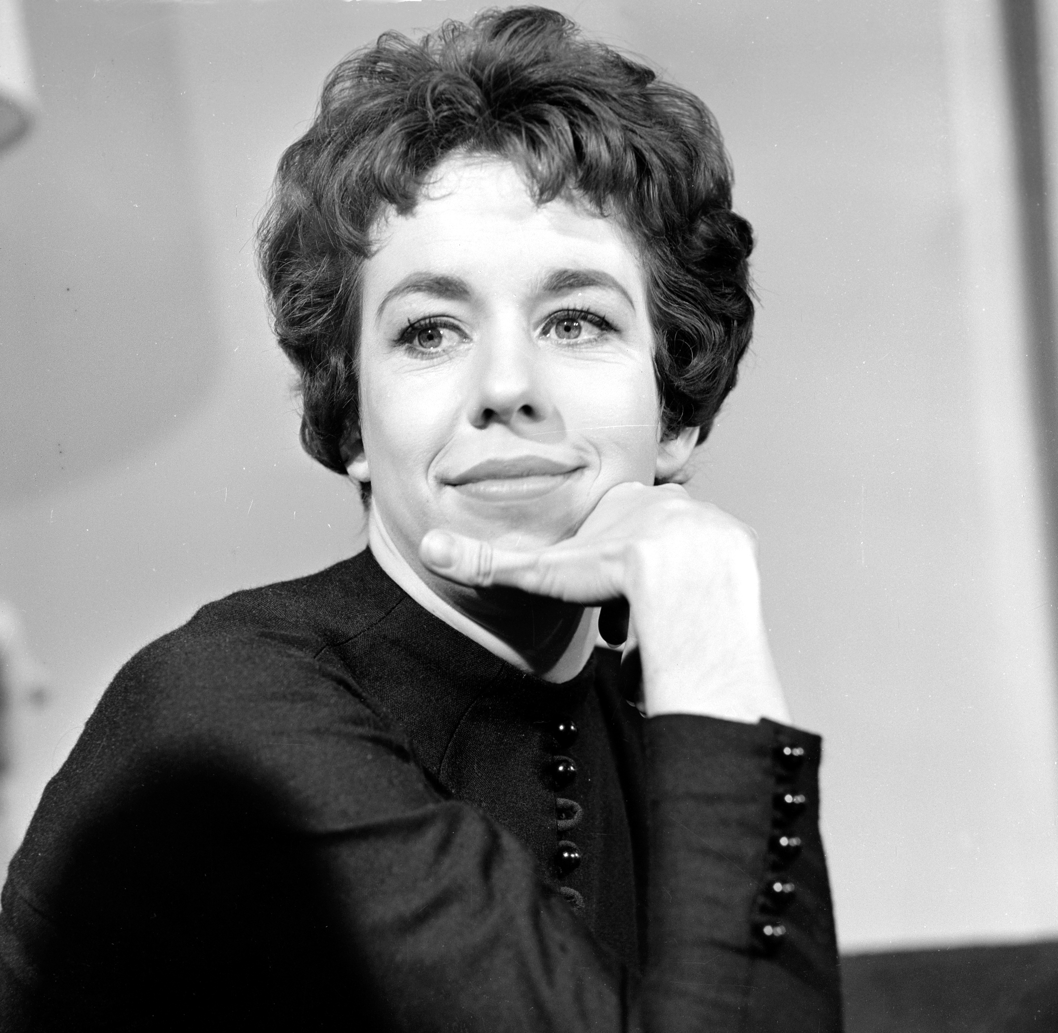 Carol Burnett pictured in her apartment on November 14, 1960 in New York. | Source: Getty Images