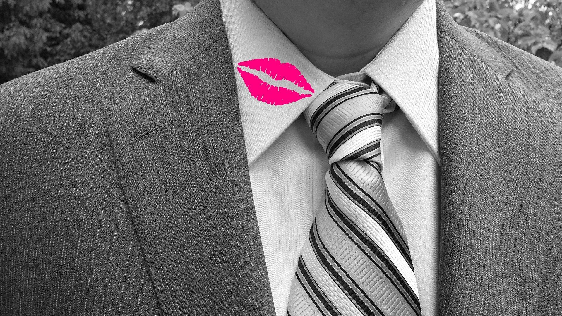 Un homme avec du rouge à lèvres sur le cou. | Photo : Pixabay Un homme avec du rouge à lèvres sur le cou. | Photo : Pixabay
