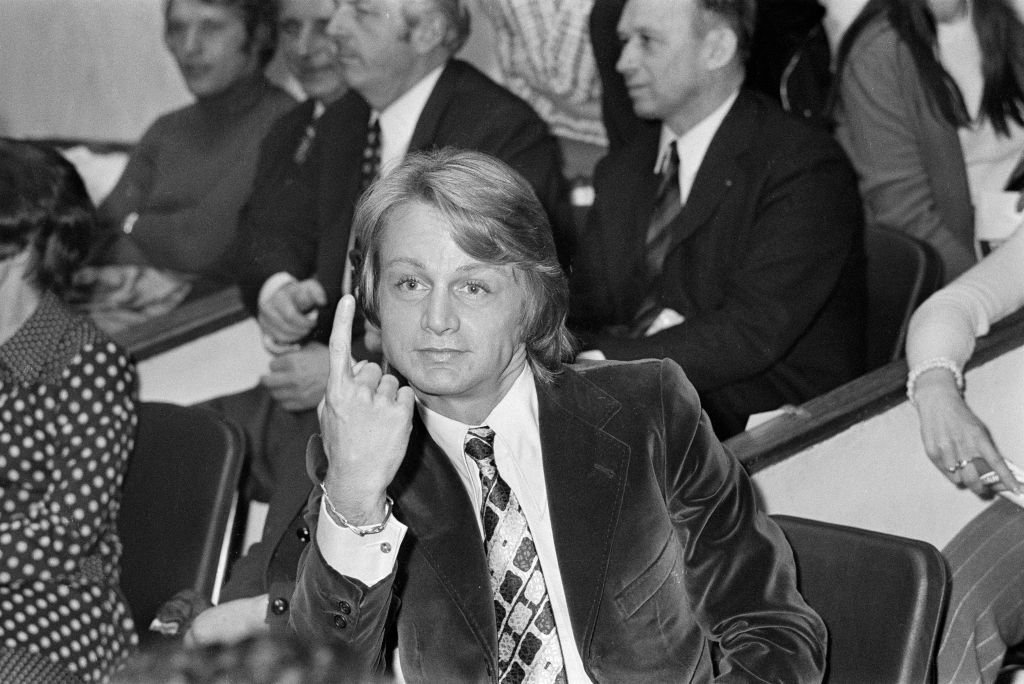 Le chanteur français Claude François assiste, en tant que président du tournoi, à un match de volley-ball entre journalistes et artistes, le 22 mars 1972. | Photo : Getty Images
