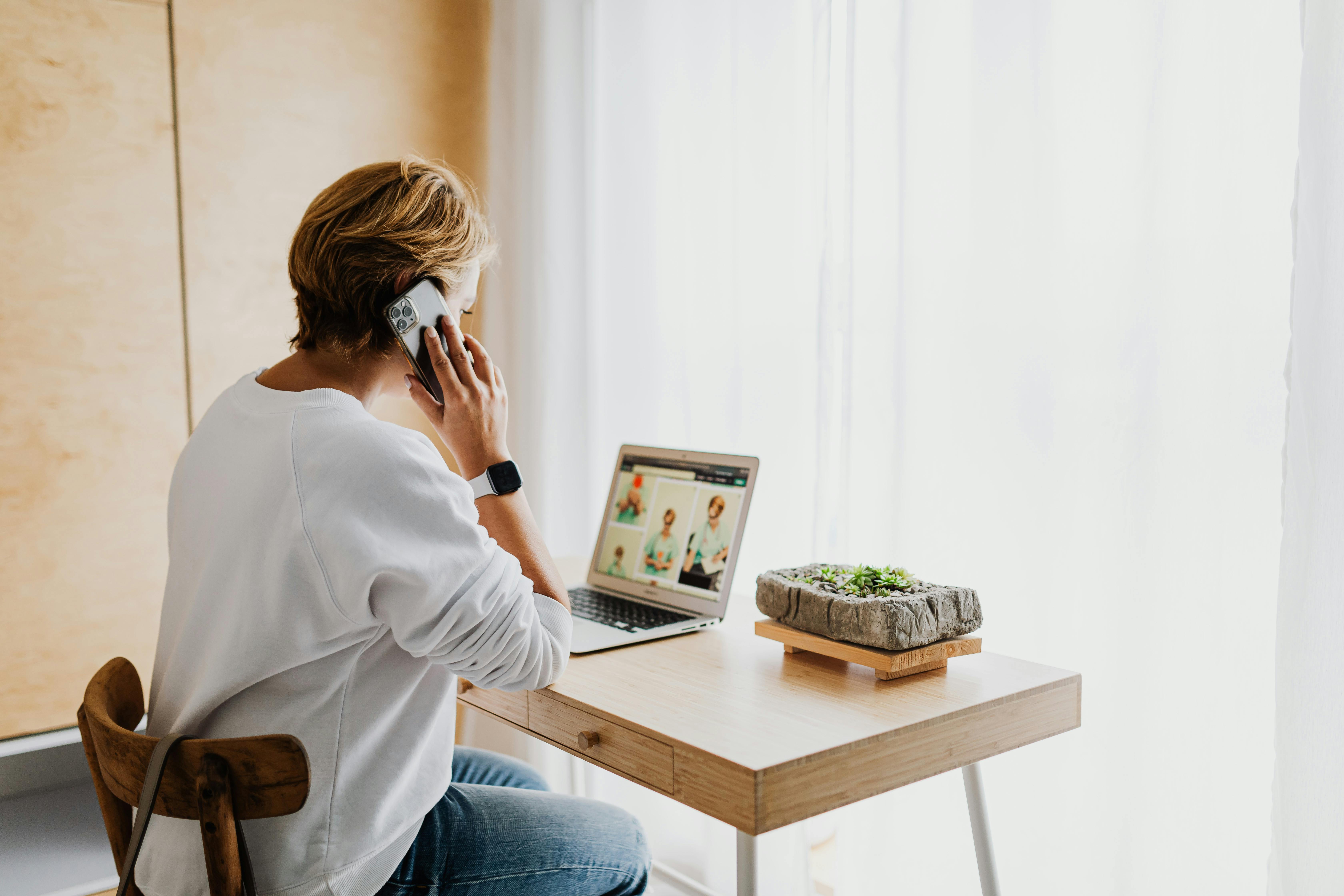 Woman talking on the phone | Source: Pexels