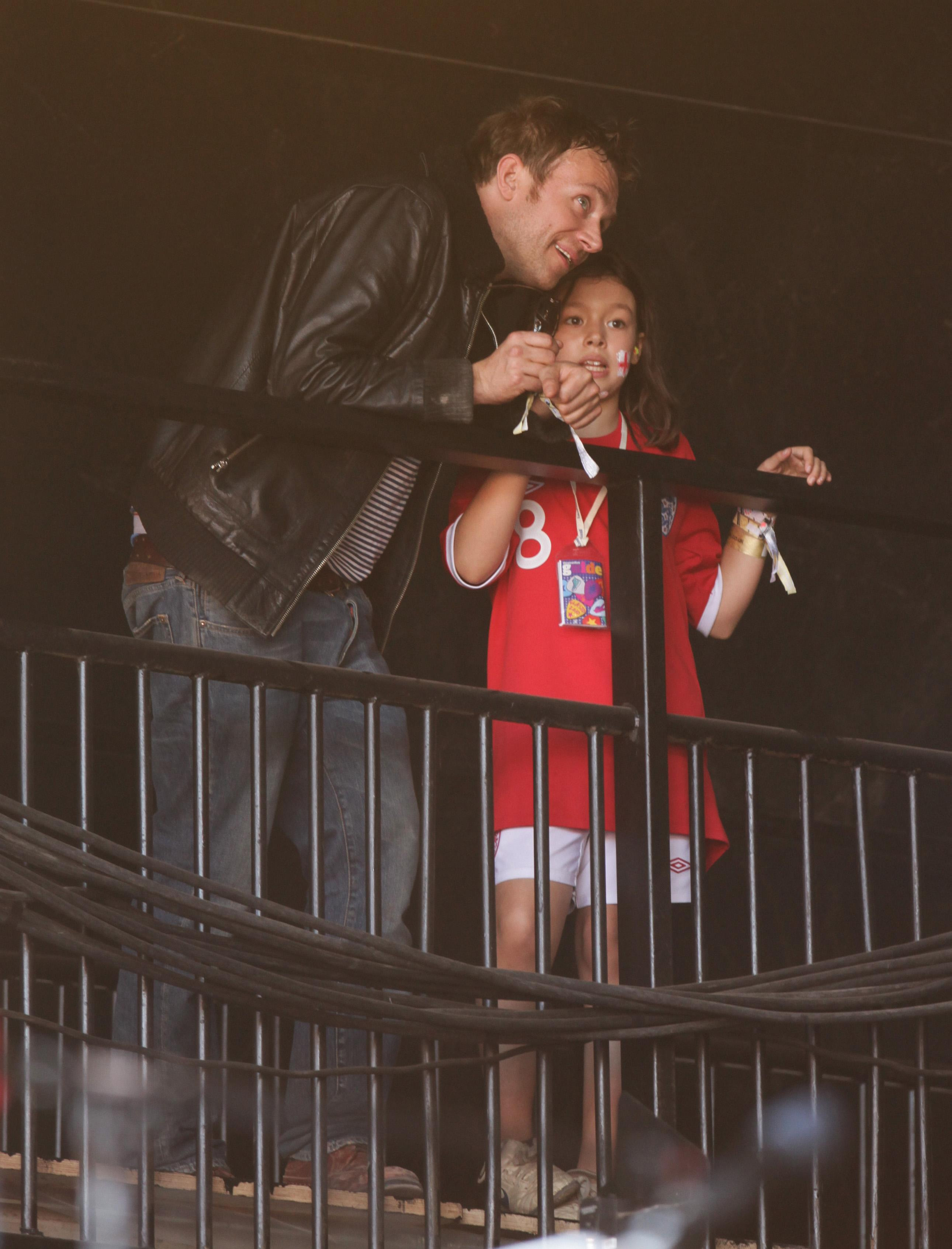 Damon Albarn and his daughter Missy Albarn during the Glastonbury Festival in Somerset on June 25, 2010 | Source: Getty Images