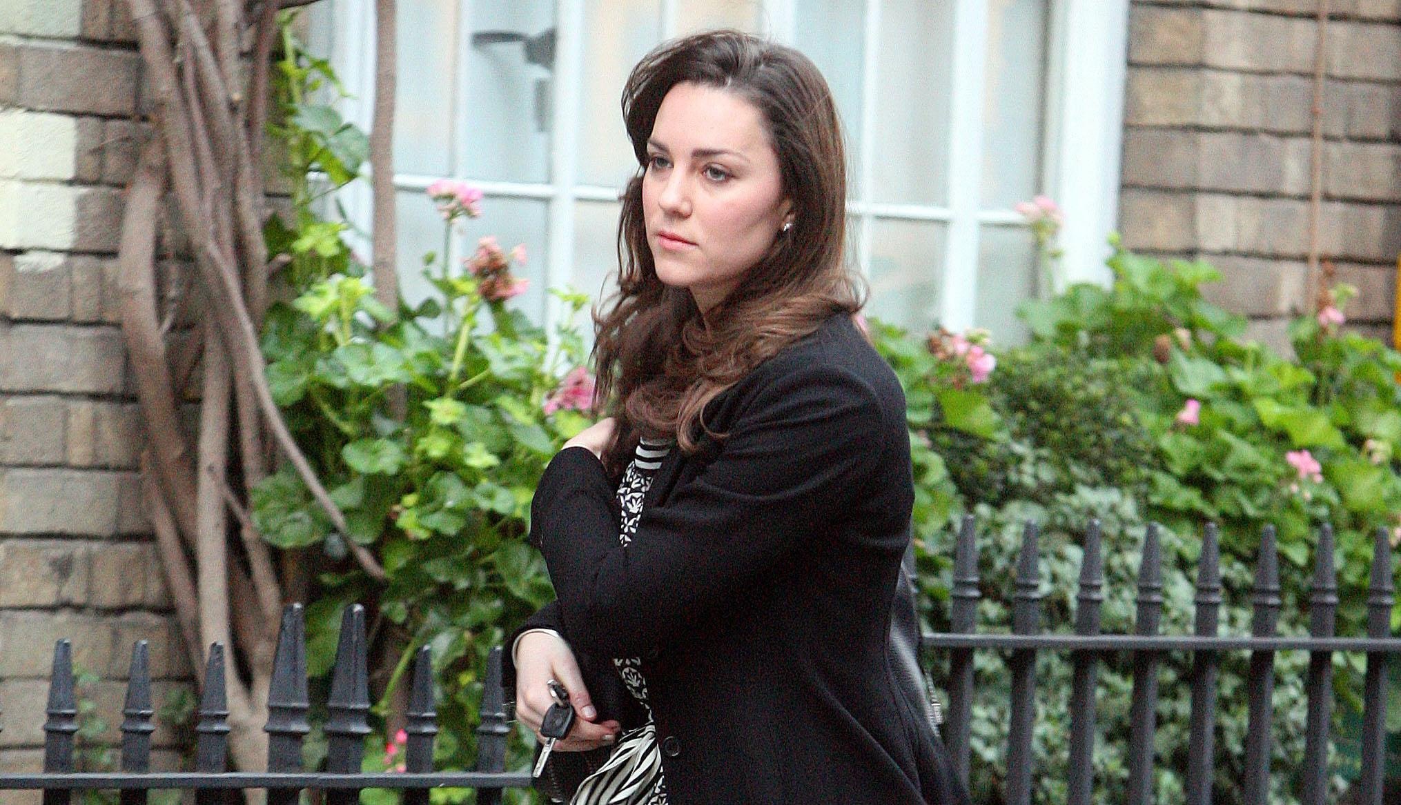Kate Middleton spotted outside her house on her 25th birthday in London. / Source: Getty Images