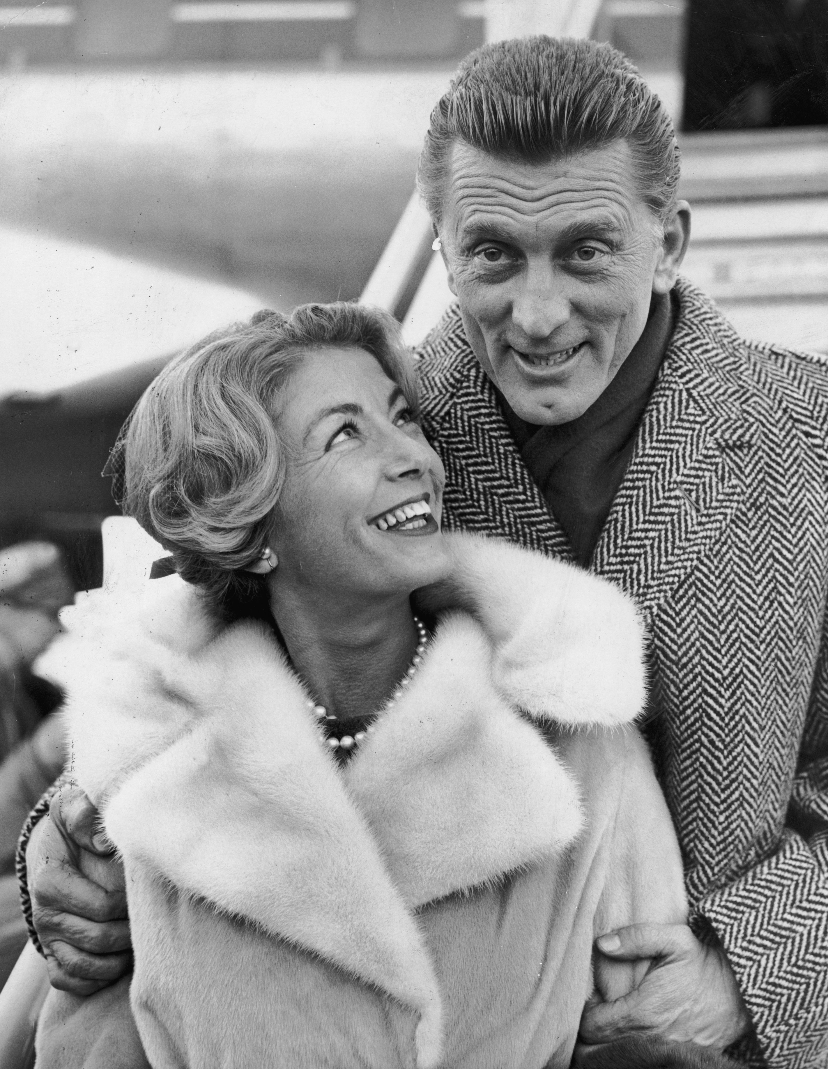 Kirk Douglas y Anne Buydens en Londres en 1960. | Foto: Getty Images