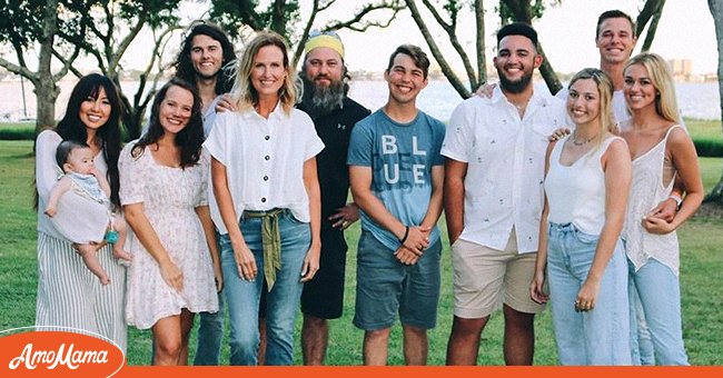 A group picture of Willie and Korie Robertson with their children, in-laws, and grandkid | Photo: Instagram.com/bosshogswife