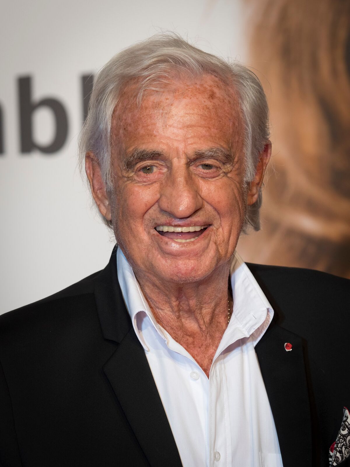 Jean-Paul Belmondo apparaît en fauteuil roulant à cause de chutes répétées