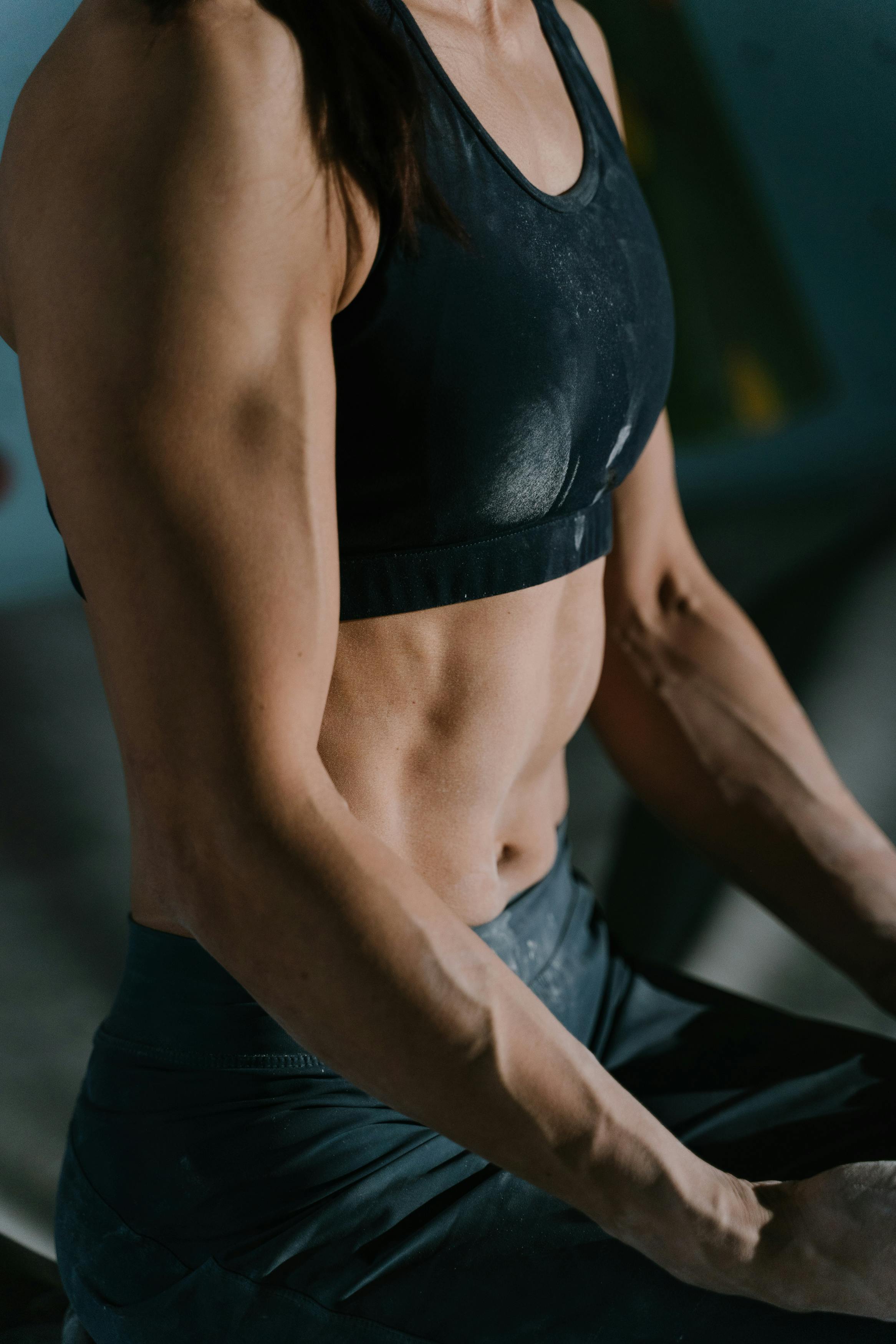 A muscular woman sitting on a bench | Source: Pexels