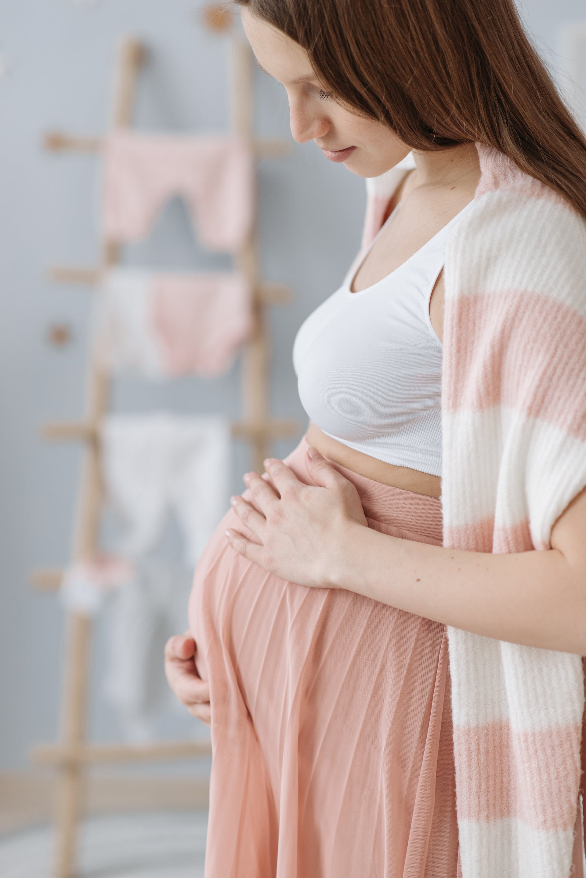 A pregnant woman circling her baby bump | Source: Pexels