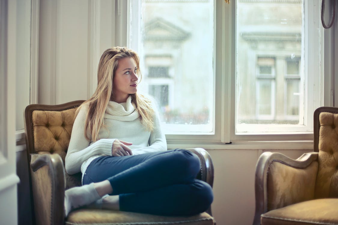 Mujer pensativa. | Imagen: Pexels