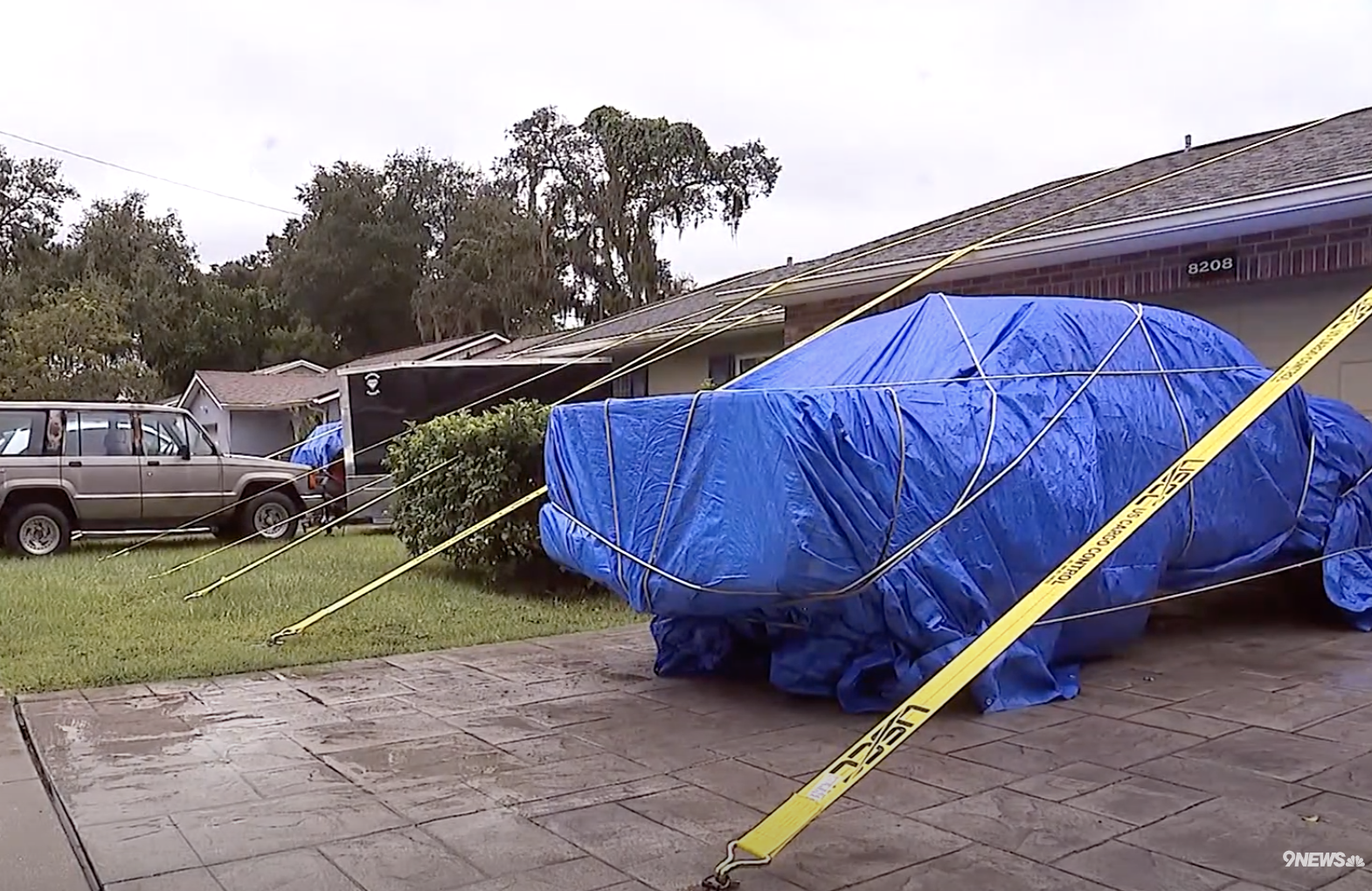 The front of Pedro Caceres' strapped-down home. | Source: YouTube/9NEWS