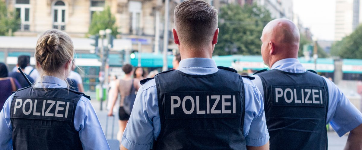 Köln: Ehemann entschuldigt sich, nachdem er das Auto seiner Frau verbrannt hat, weil sie ihm die Intimität verweigert hat