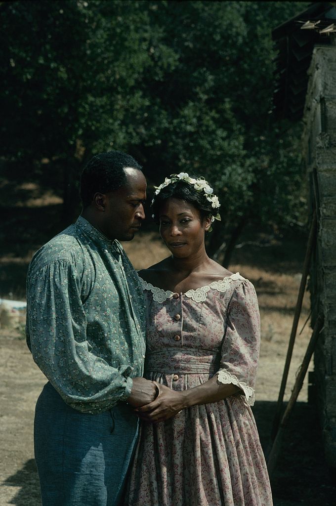 Madge Sinclair and John Amos in "Roots" on January 23, 1977 | Photo: Getty Images