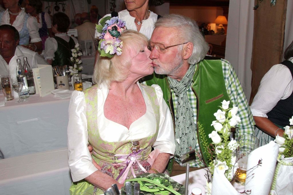 Elke Sommer und Ehemann Wolf Walther nehmen am Treffen am "Bayerischen Abend" vor dem Kaiser Cup 2014 im Hotel Maximilian am 18. Juli 2014 in Bad Griesbach bei Passau teil. (Foto von Gisela Schober / Getty Images) | Getty Images