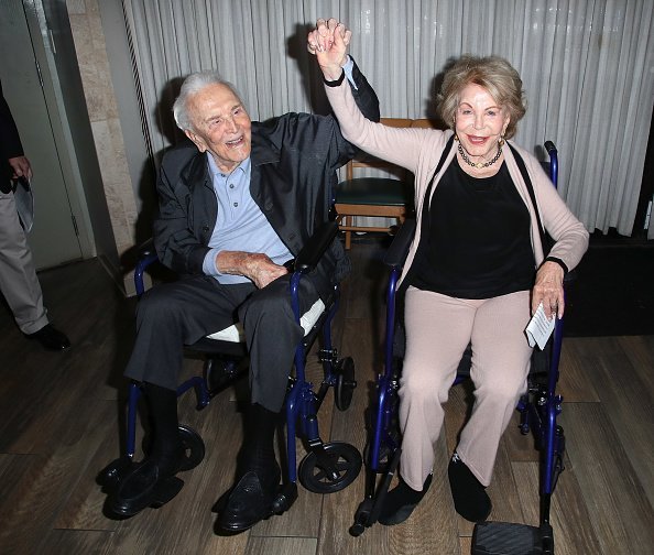 Kirk Douglas et Anne Buydens à Los Angeles Mission | Photo: Getty Images