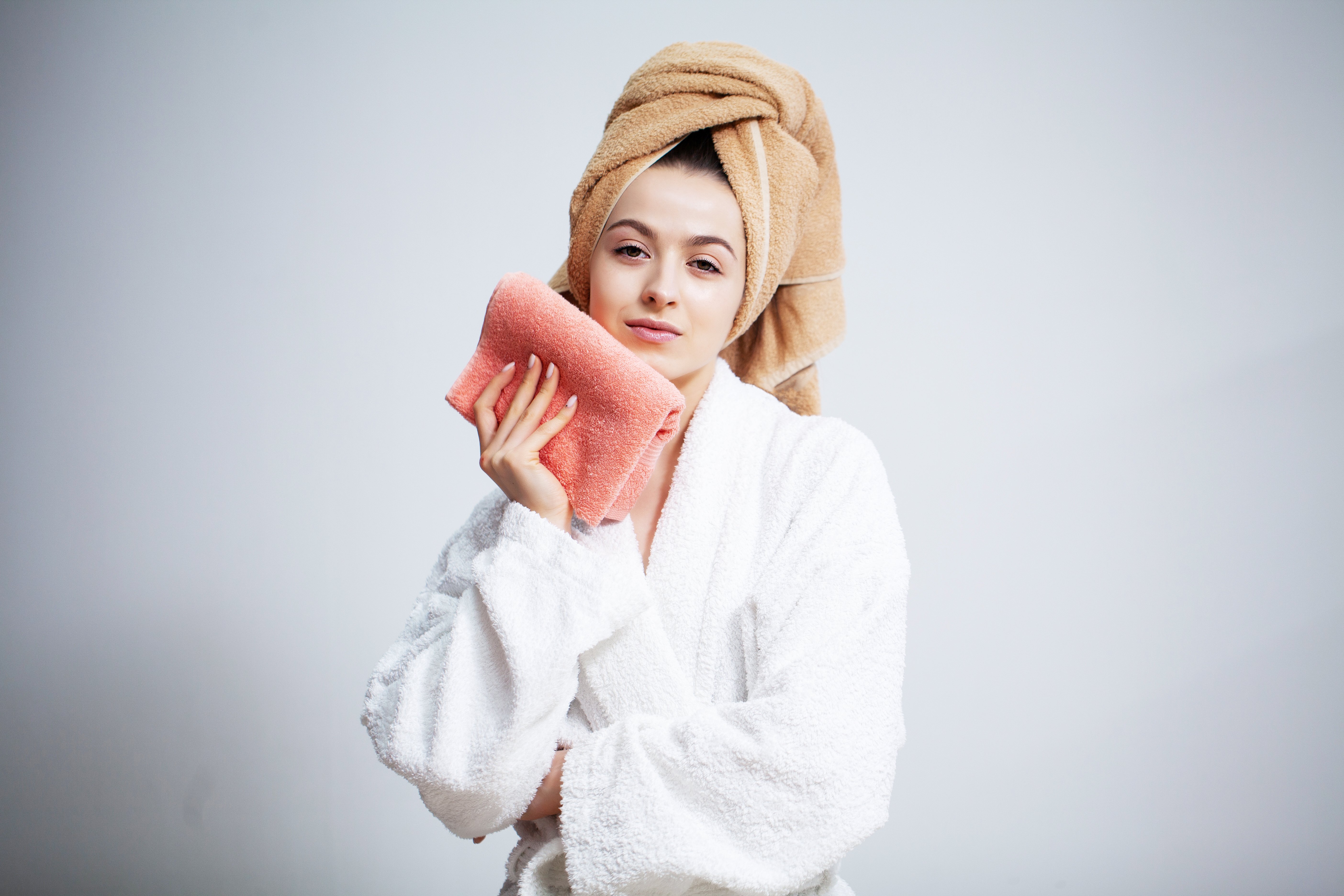 Une femme avec une serviette de douche. Photo : Shutterstock