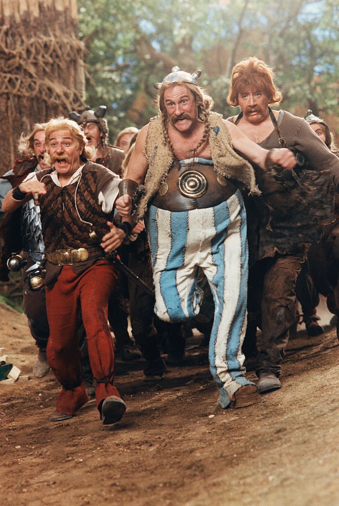 Les acteurs français Gerard Depardieu et Chritian Clavier sur le tournage d'Astérix et Obélix contre César. | Photo : Getty Images Les acteurs français Gerard Depardieu et Chritian Clavier sur le tournage d'Astérix et Obélix contre César. | Photo : Getty Images