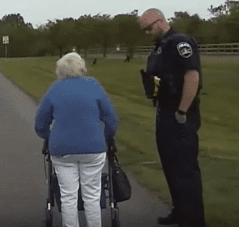 Officer Lance Hoffmeister talking to Elizabeth Goode by the side of the road. | Source: Youtube.com/Inside Edition