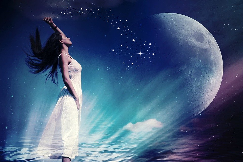 Mujer mística viendo la luna. | Foto: Pixabay Mujer mística viendo la luna. | Foto: Pixabay