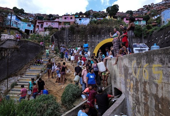 Venezolanos buscan agua en el río durante el apagón | Imagen tomada de: Getty Images