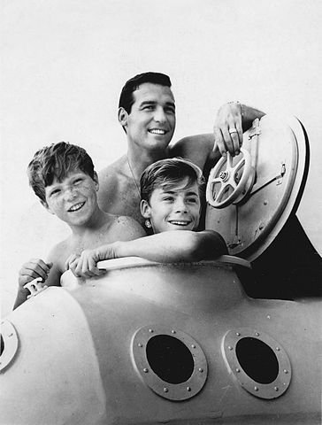 Brian Kelly, Luke Halpin and Tommy Norden promoting the television series Flipper. | Source: Wikimedia Commons.