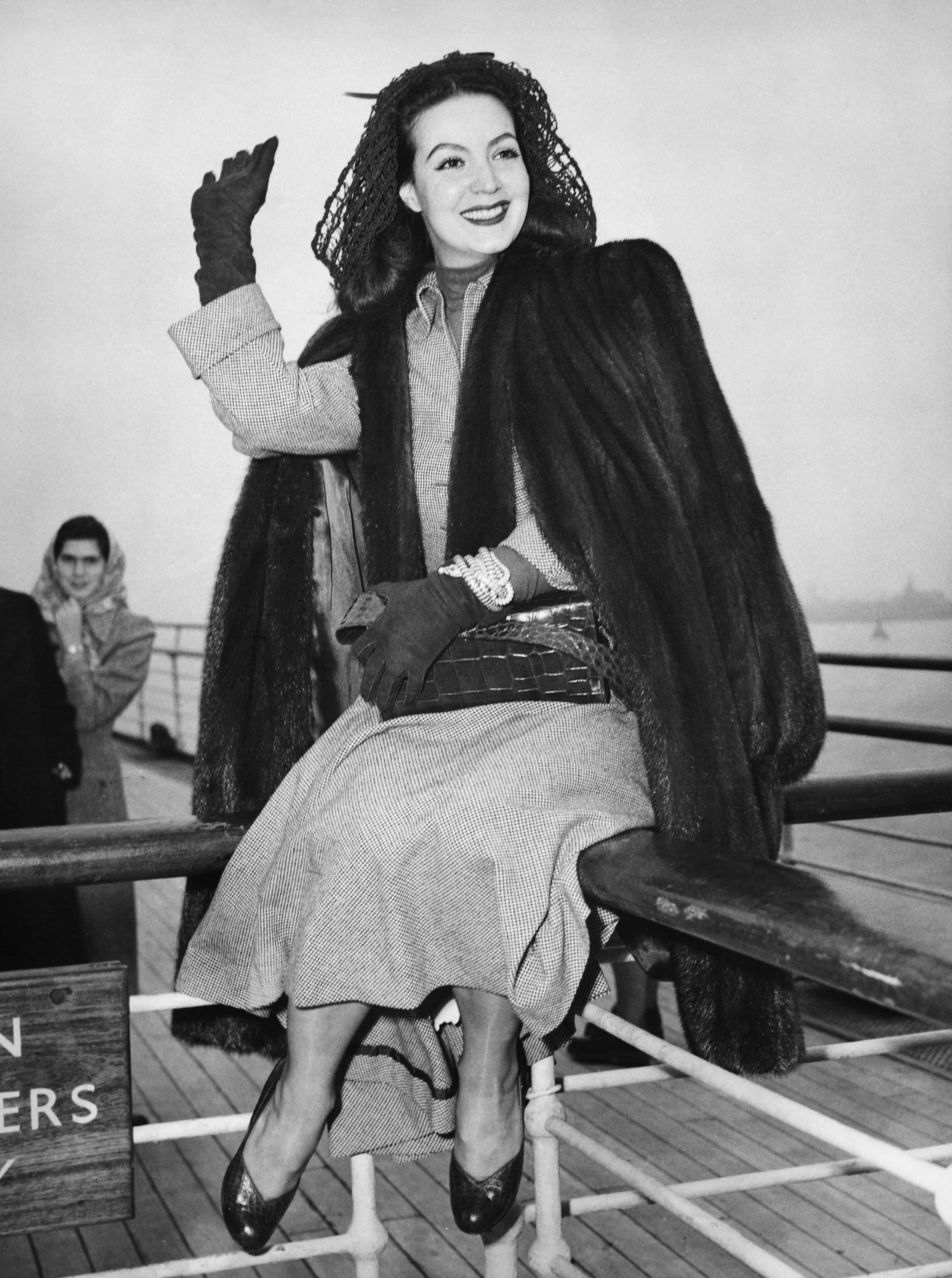 María Félix saluda desde el SS Queen Elizabeth en su partida del Reino Unido en vía a los Estados Unidos en marzo de 1949. | Foto: Getty Images