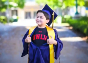Jack Rico, sonriente mientras muestra la ropa que lleva bajo su traje de graduación. | Foto: YouTube / Primer Impacto