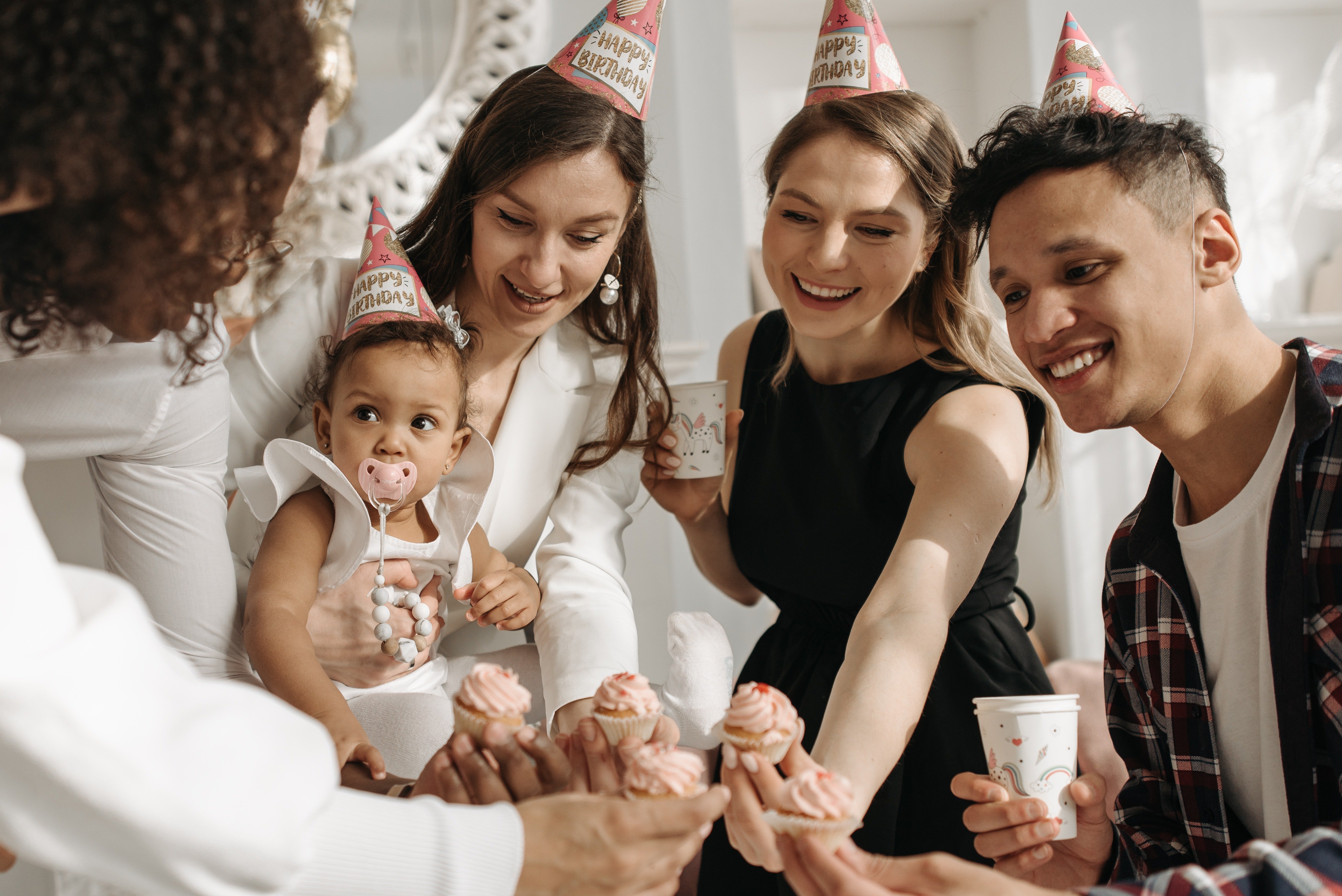 Personas en un festejo de cumpleaños infantil. | Foto: Pexels