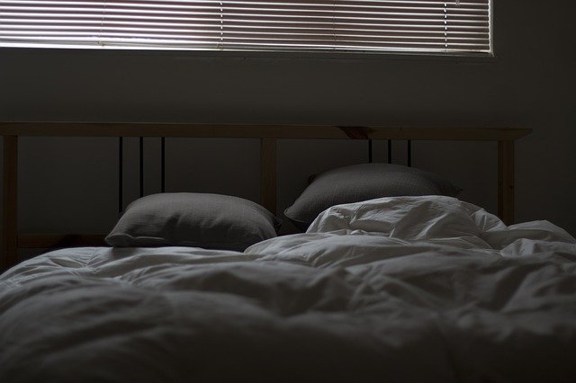 An empty doble bed with linen sheets in the middle of the night. I Photo: Pixabay