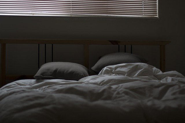 An empty double bed with linen sheets in the middle of the night. I Photo: Pixabay