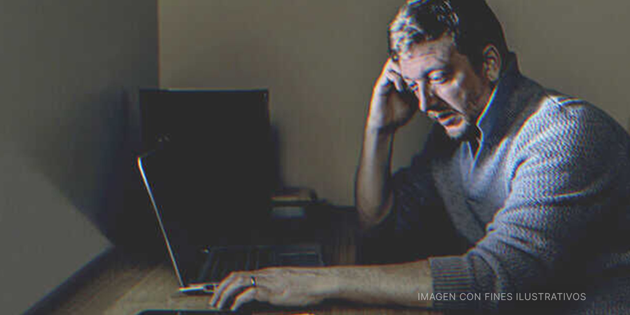 Hombre frente a su computadora portátil | Foto: Getty Images