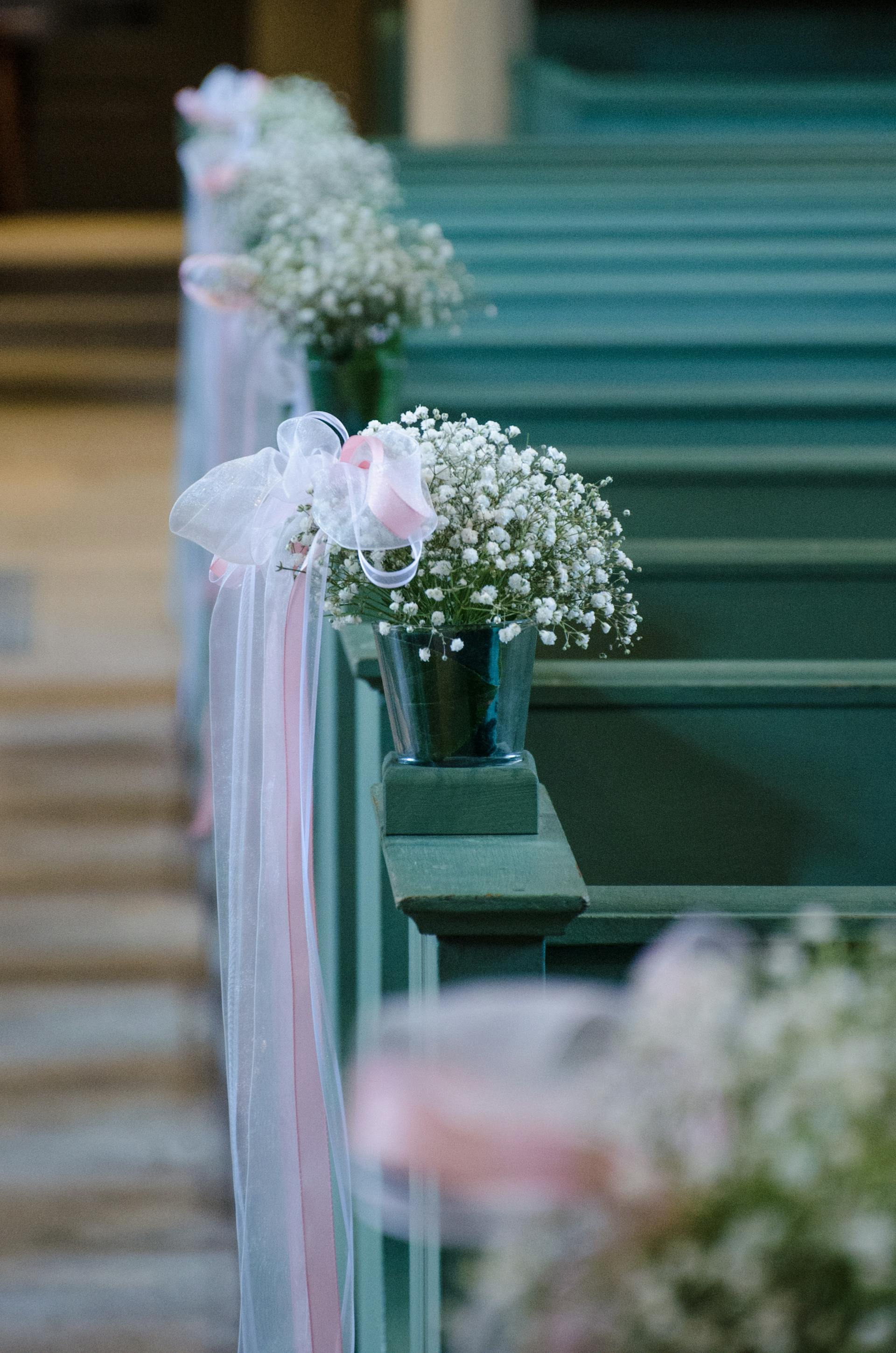 Flowers and tulle along church pews | Source: Pexels