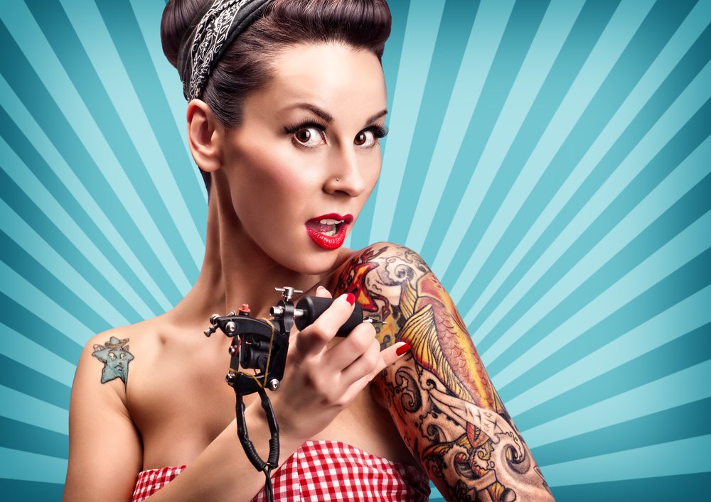 Modelo pin-up tatuándose a sí misma. | Foto: Shutterstock