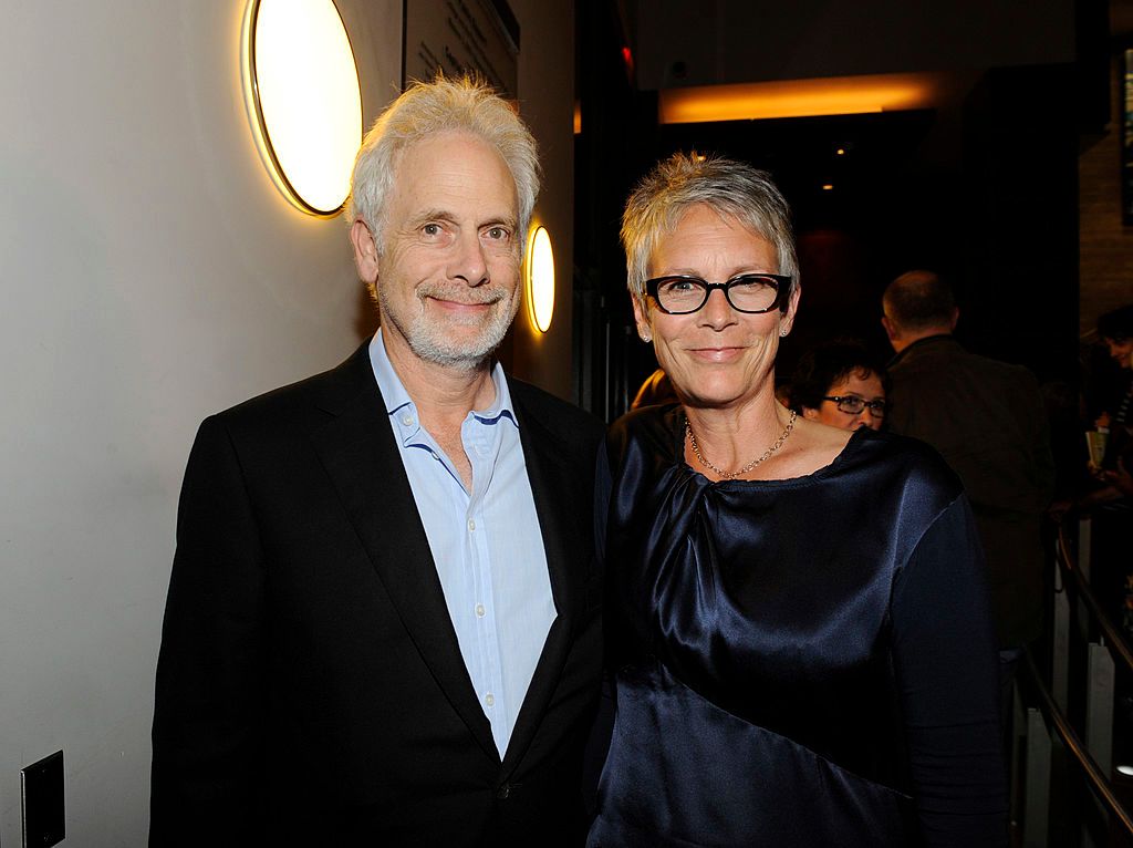 Christopher Guest and Jamie Lee Curtis at "Let Me Down Easy" with Anna Deavere Smith at The Broad Stage on July 22, 2011, in Santa Monica, California | Photo: Amy Graves/WireImage/Getty Images
