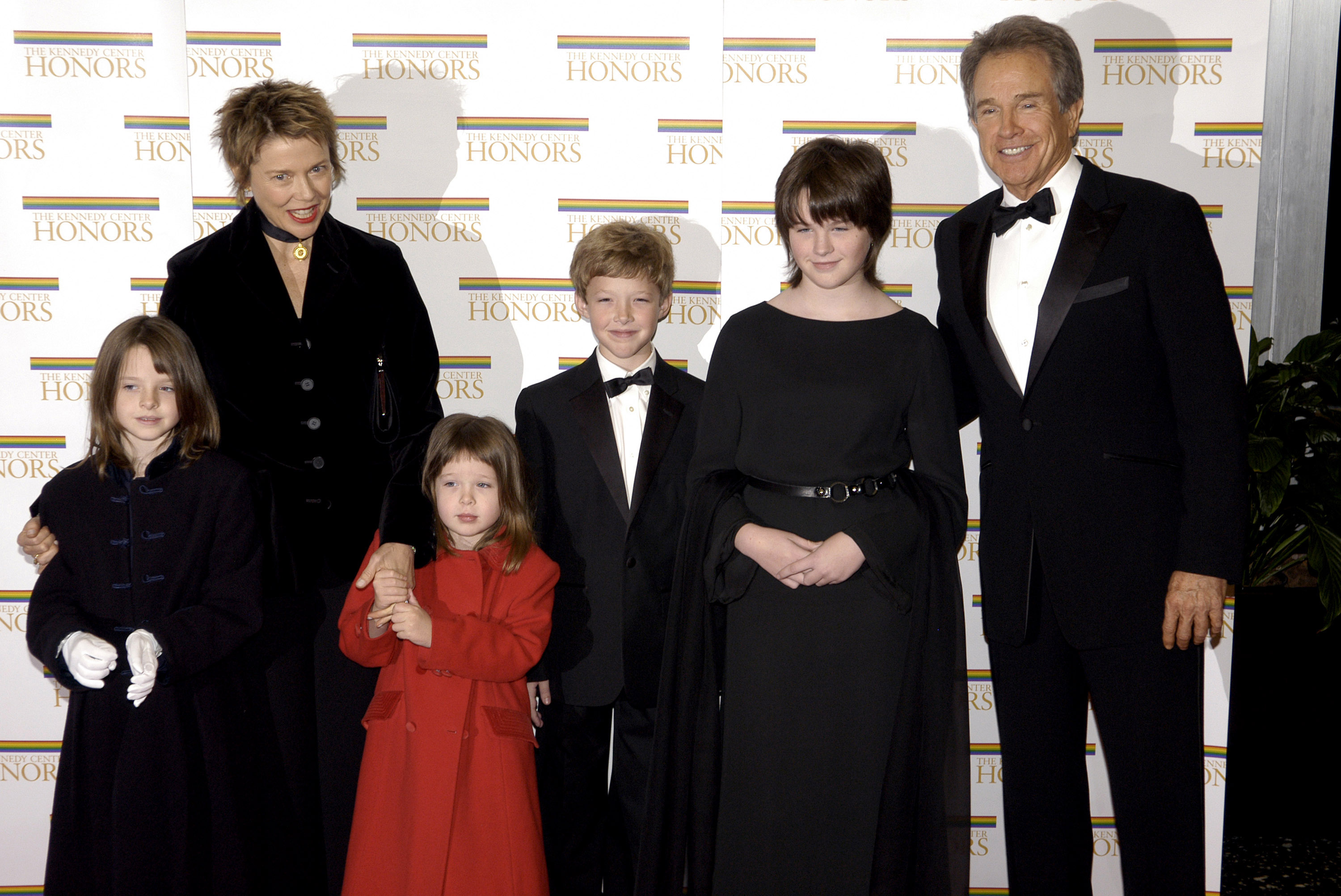 Warren Beatty at the Kennedy Center Honors Weekend with his wife Annette Bening and children Isabel, Ella Corinne, Benjamin and Kathlyn on December 4, 2004 | Source: Getty Images