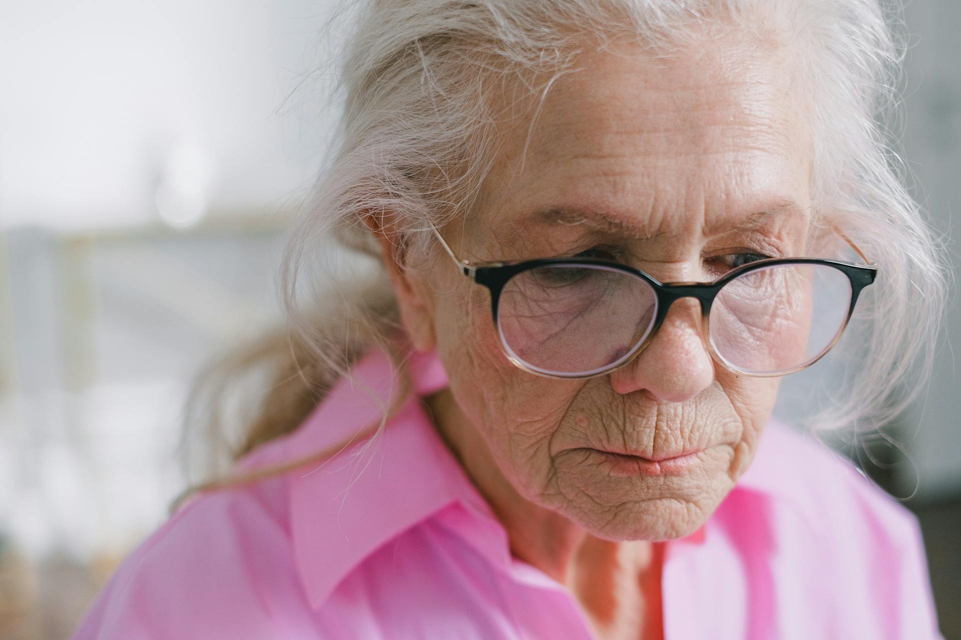 A woman looking down, thinking | Source: Pexels