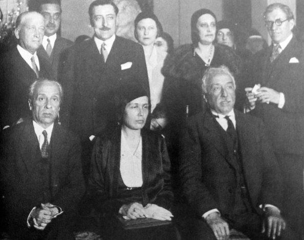 Victoria Kent flanqueada por el Presidente de la República, Niceto Alcalá Zamora y Álvaro de Albornoz, en Madrid en 1931. | Foto: Getty Images